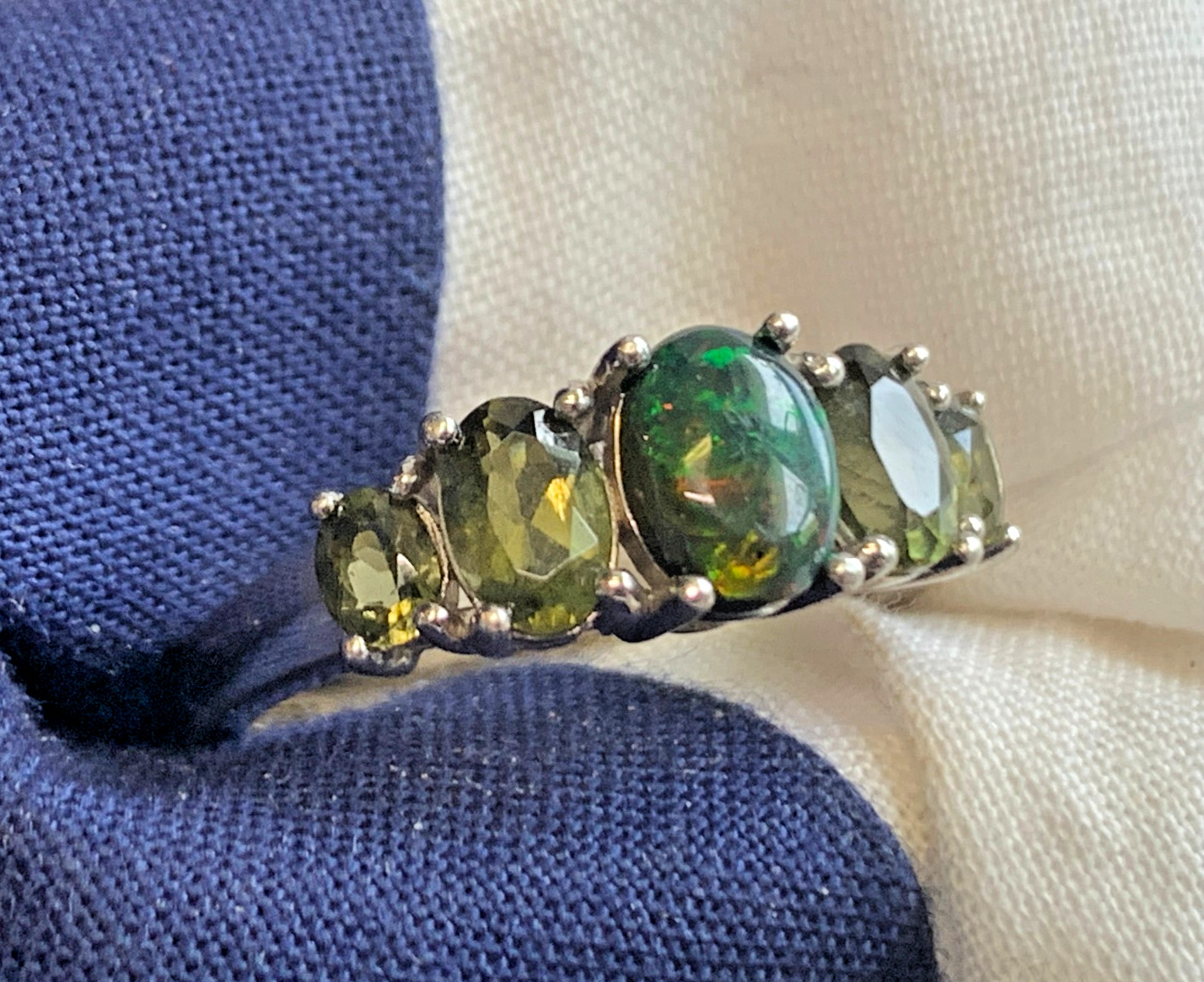 Sterling Silver Ring 3.17g Fine Jewelry Size 8 Band Green Stones BBJ *READ*