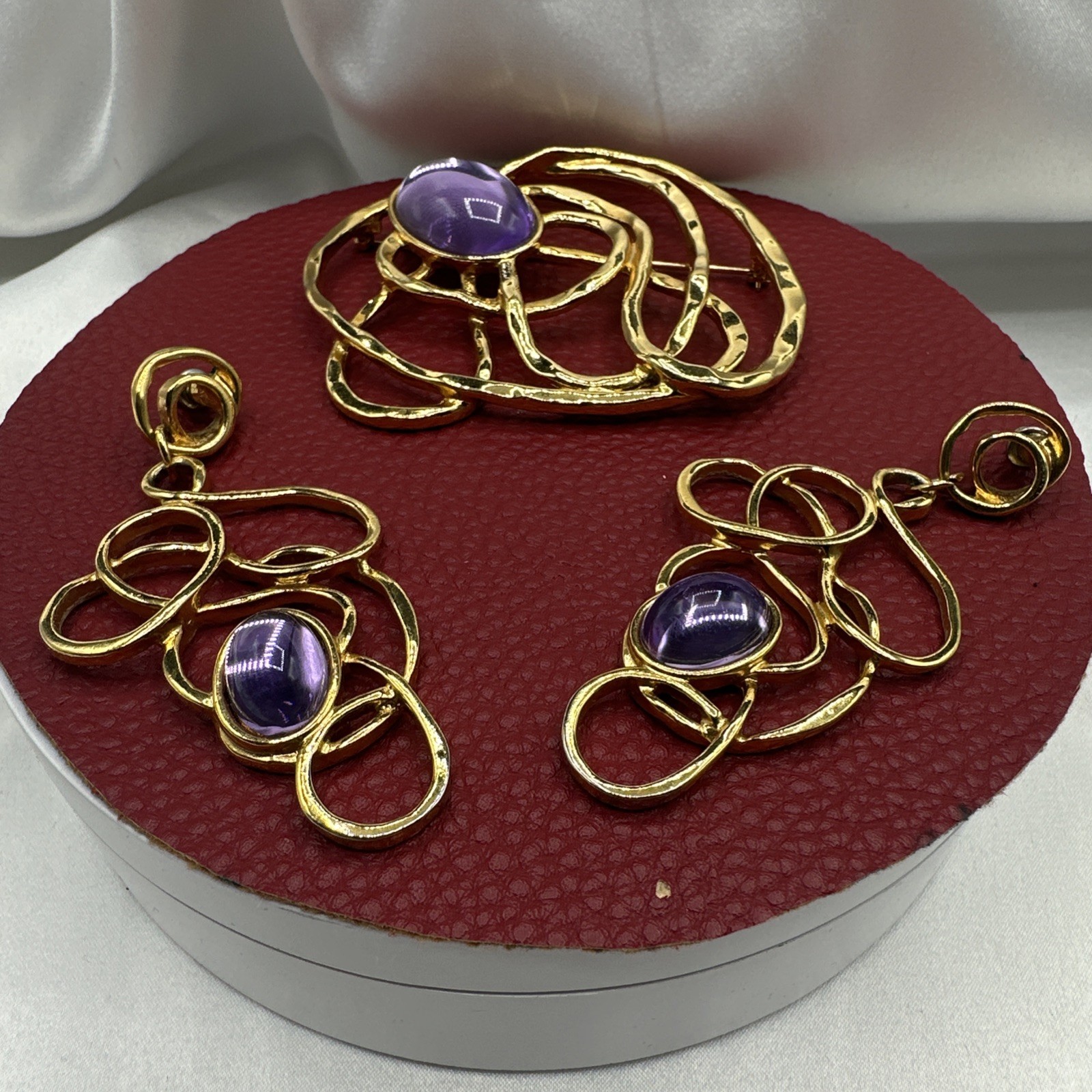 ‘92 Avon Swirl Wire Gold Tone Brooch and Earrings Set. Mint condition. See pics.