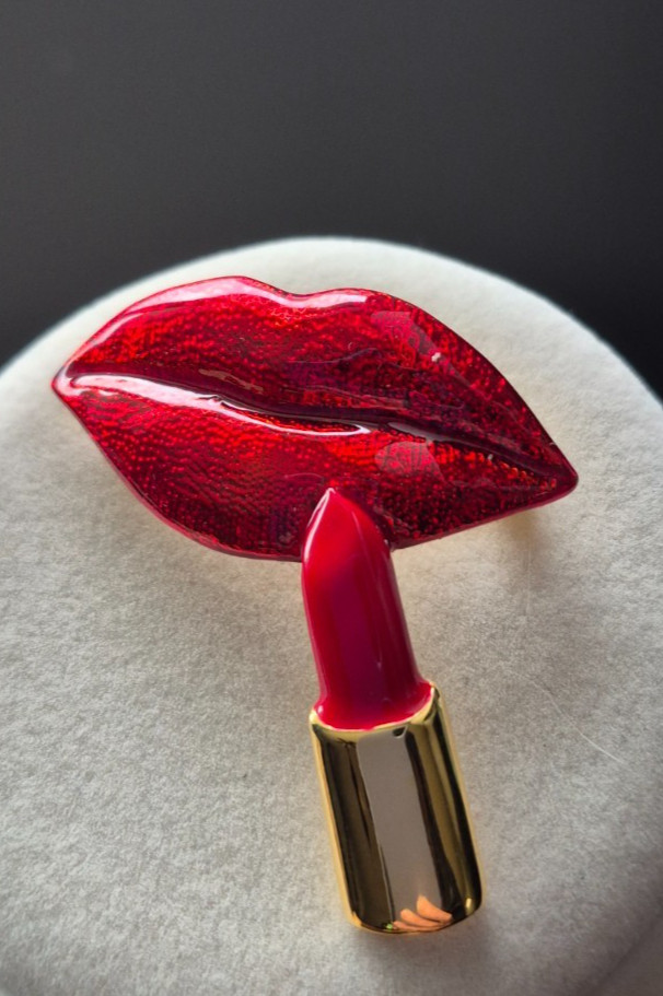 Red lips with lipstick enamel brooch pin