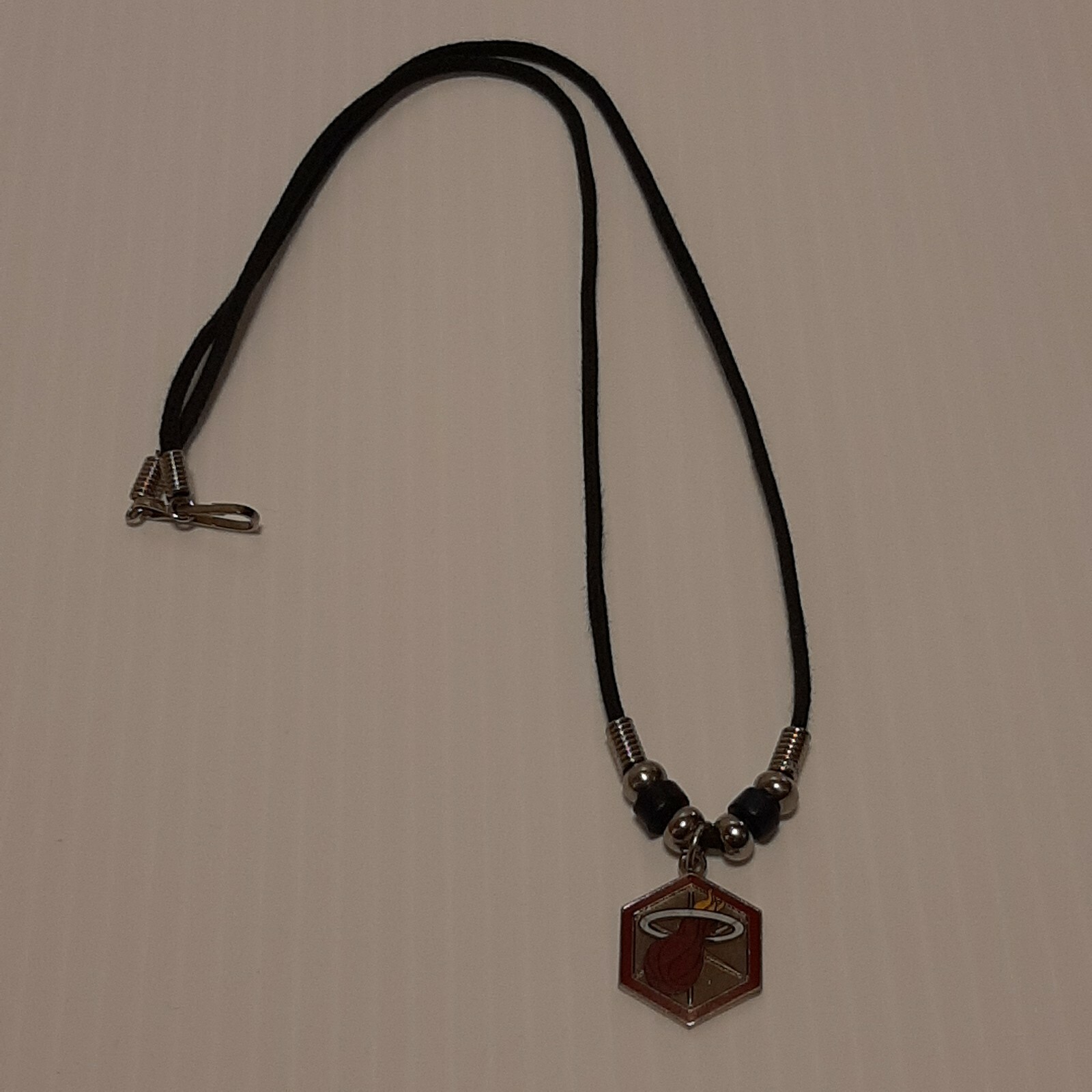NBA MIAMI HEAT Pendant Charm / 22″ Black Rope Necklace –