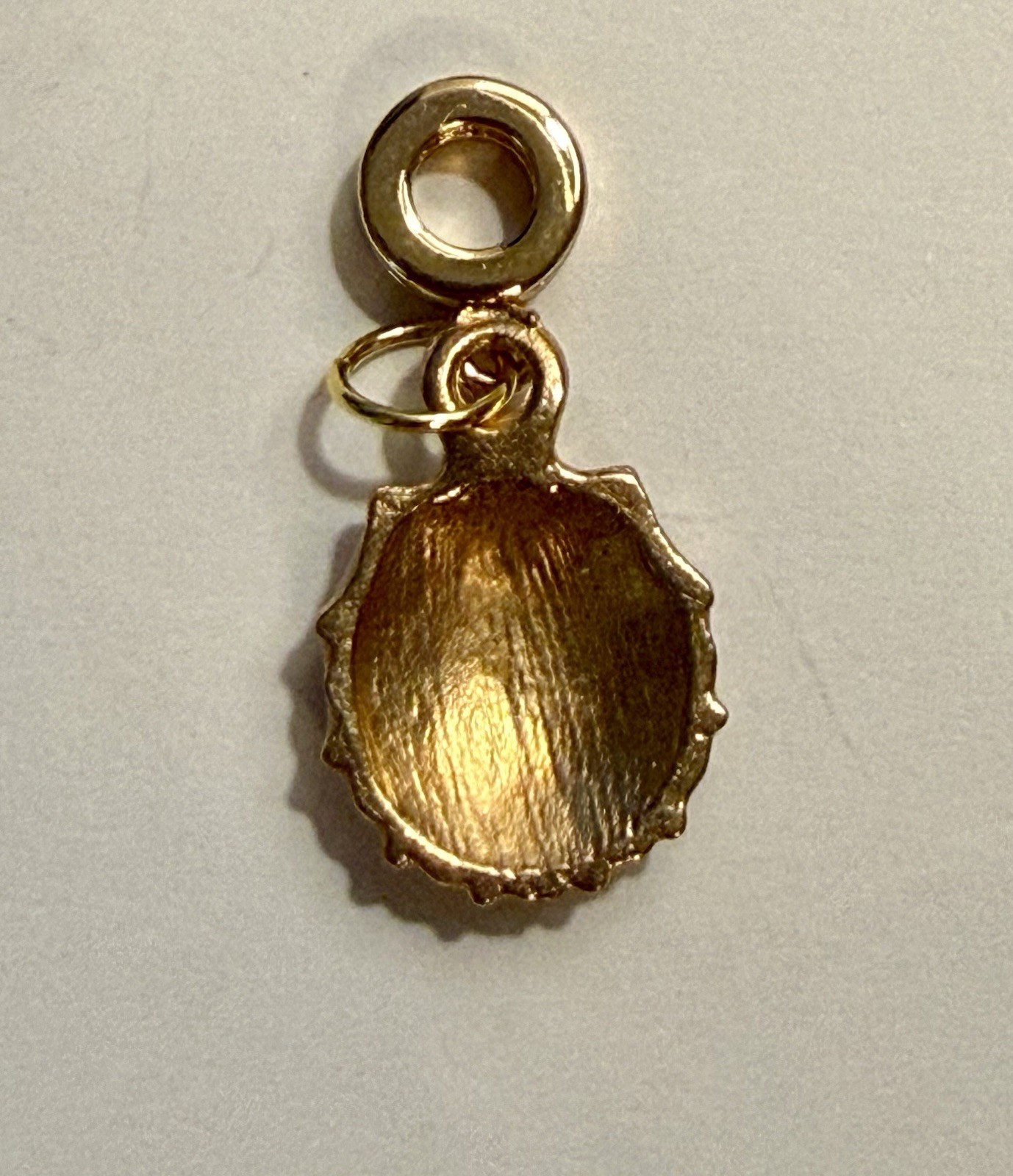 Charm / pendant dark beige clam shell – enamel & metal – gold-tone. New!