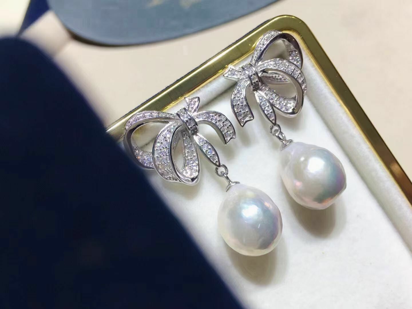 Gorgeous 11-12mm South Sea White Baroque Pearl Dangle Earring 925s