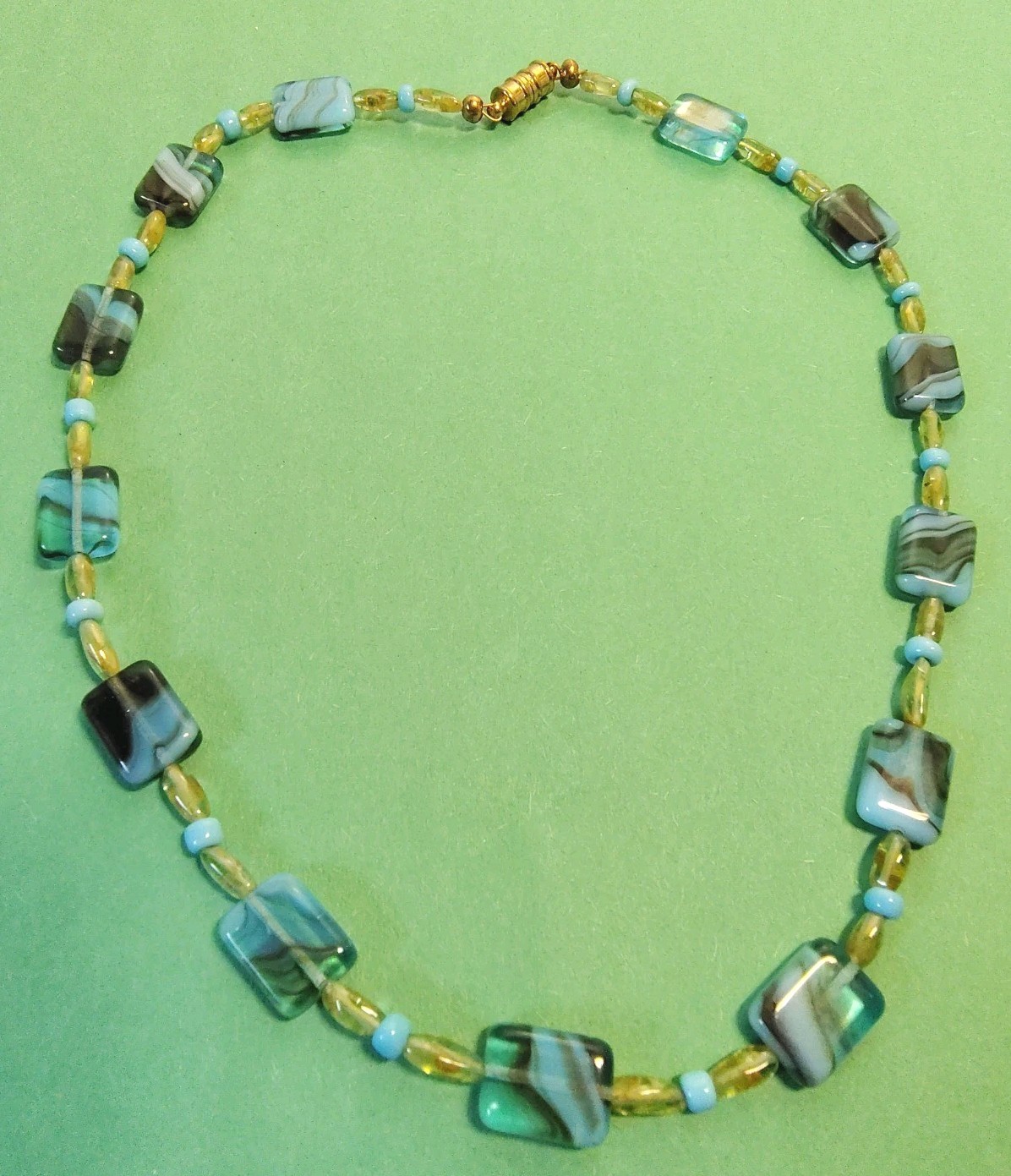 TURQUOISE Colored GLASS Beaded Choker Necklace in Gold Tone w/Magnetic Clasp
