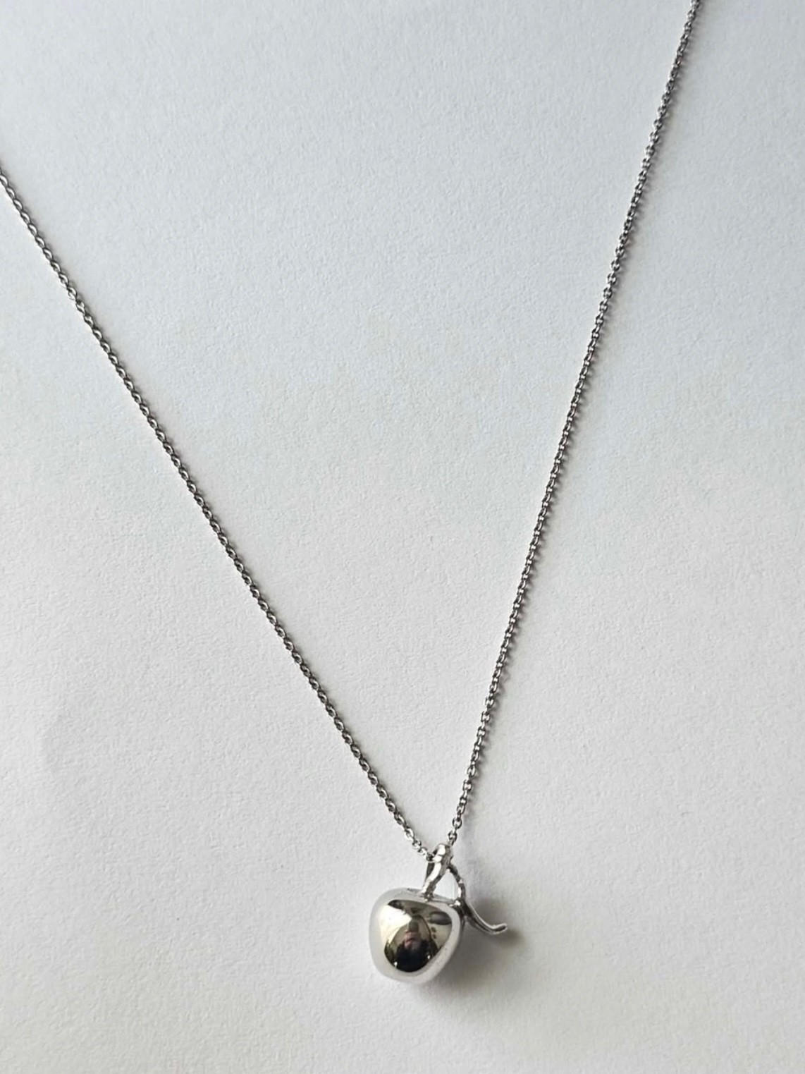 NWOT Tom Wood Sterling Silver NYC Apple Necklace – Nordstrom Exclusive