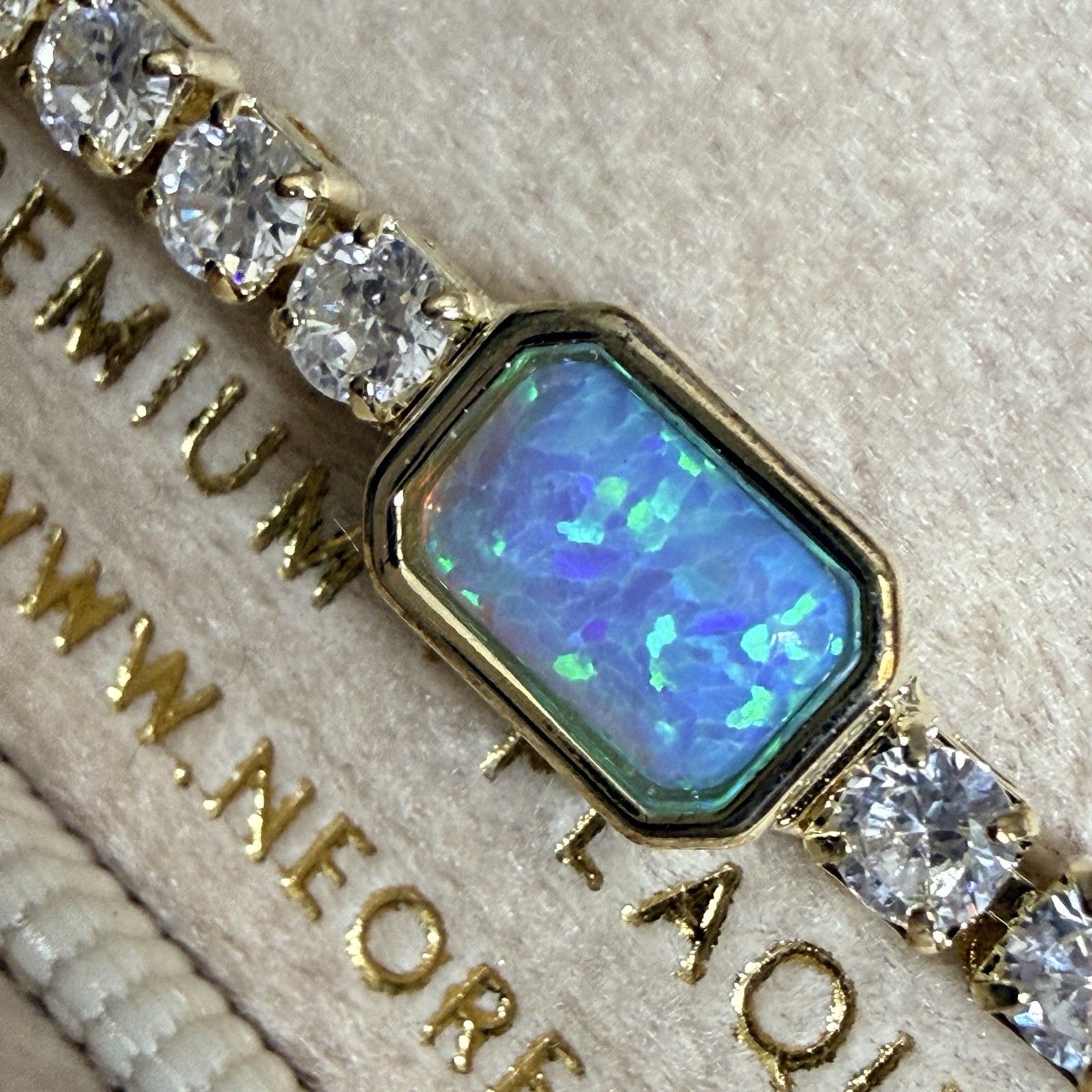 NWT Neo Relique Brass Precious Metal Plated Emerald Color Heart Bracelet