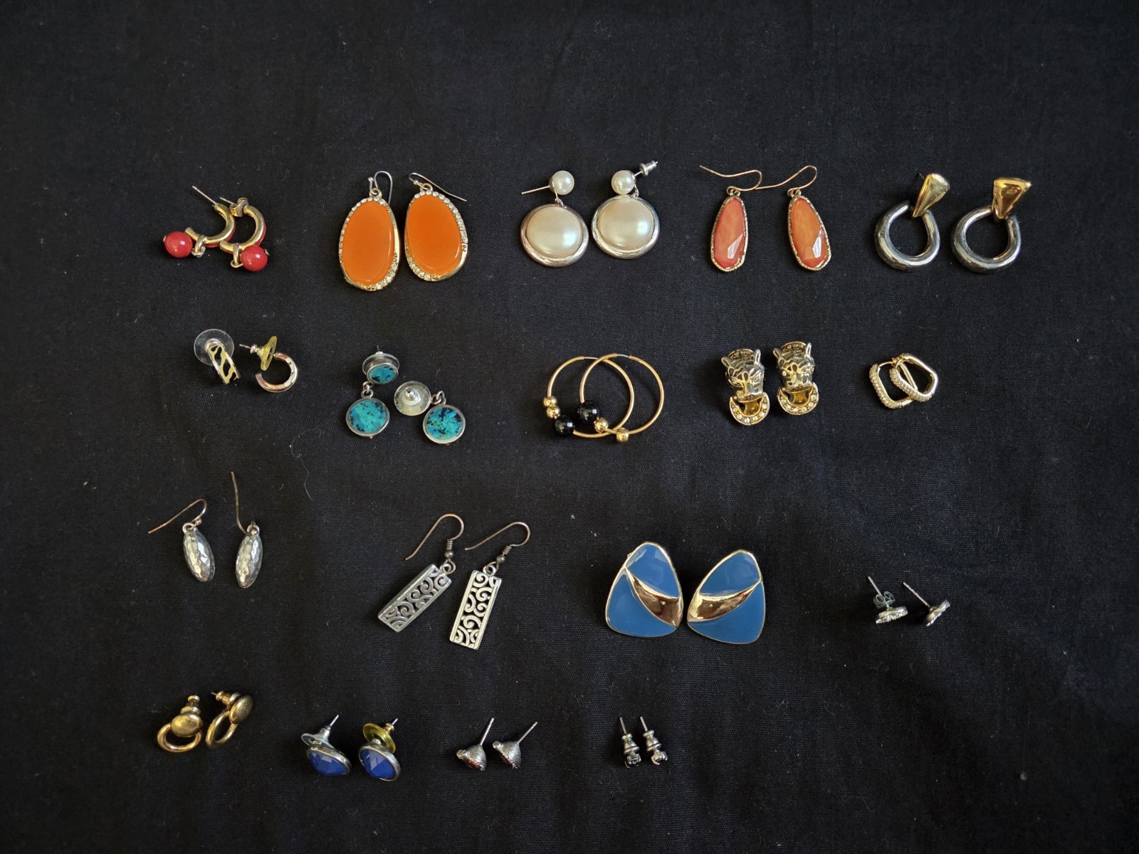 Vtg 18 Pairs Of Earrings Mixed Material Mixed Lot Dangle- Stud