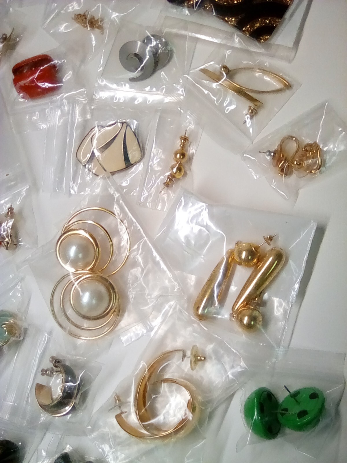 30 assorted pair pierced fashion earrings (see pictures)