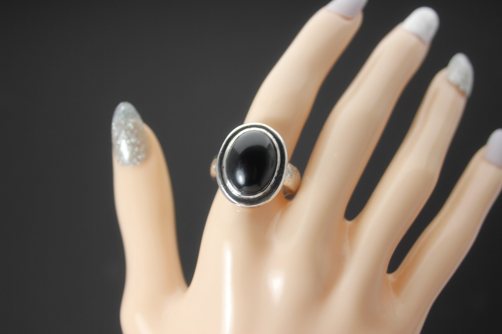 925 Sterling Silver Large Round Black Stone Size 8 Ring 14.9 Grams (RIN9810)