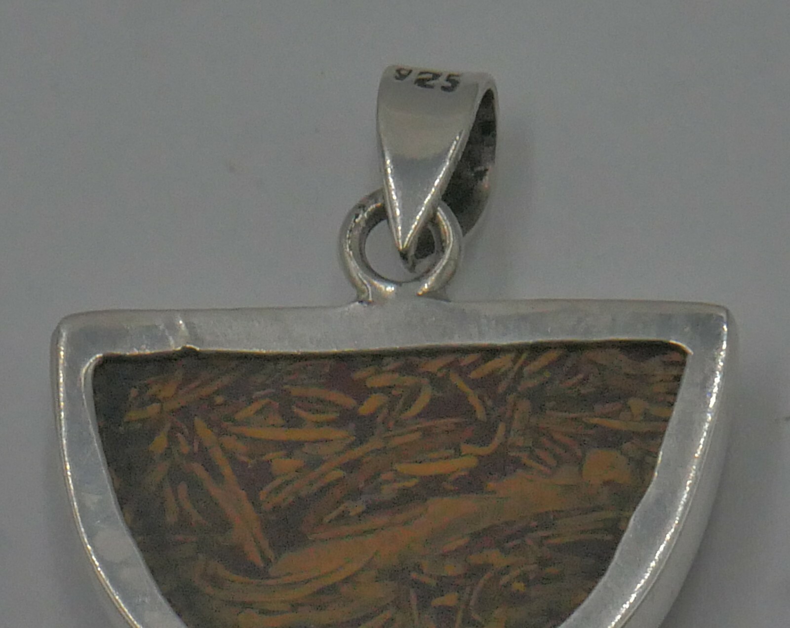 STERLING SILVER 925 PENDANT CHARM WITH WOOD DESIGN 9.4 GRAMS MINT