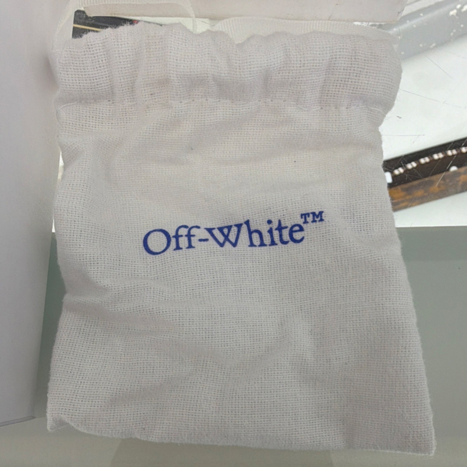 Off-White earring with box and pouch