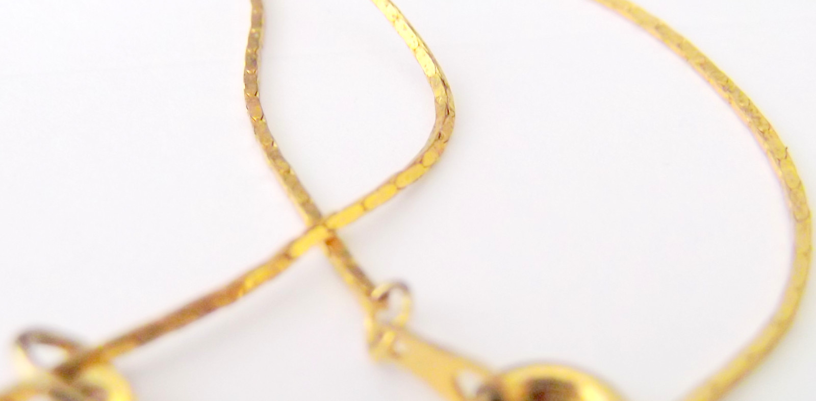 Necklace 17″ Gold-tone chain w lovely delicate faux pearl w bright stone pendant