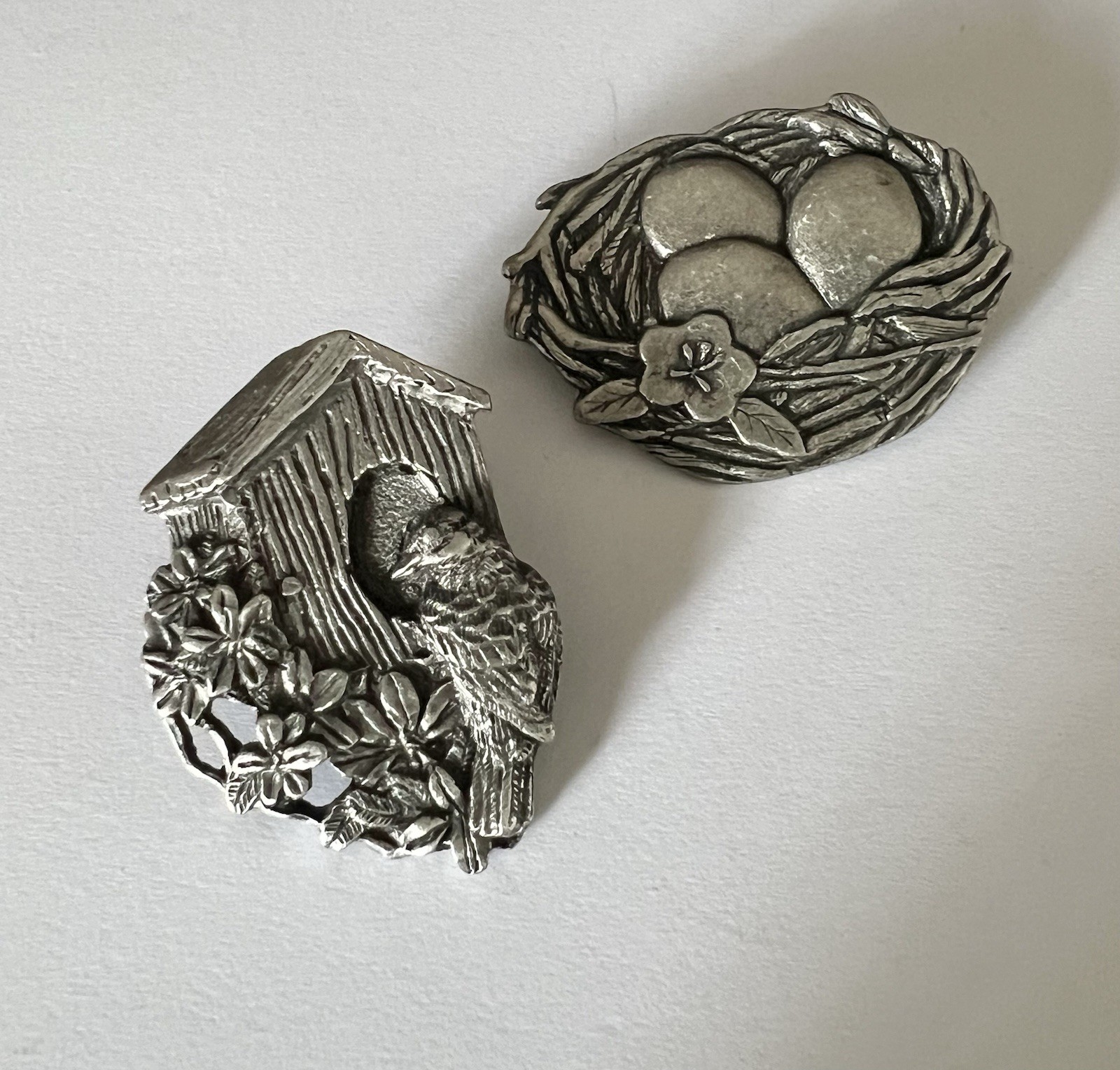 SIGNED BIRDS AND BLOOMS BROOCH PIN LOT Bird Birdhouse And Nest With Eggs ‘97 ‘07