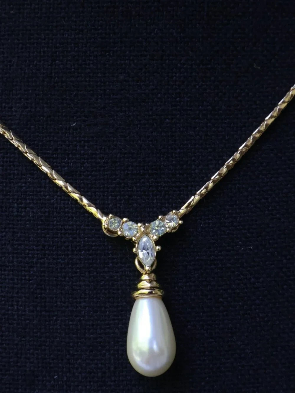 Christian Dior Necklace White Pearl Water Drop on 17.25″ Chain