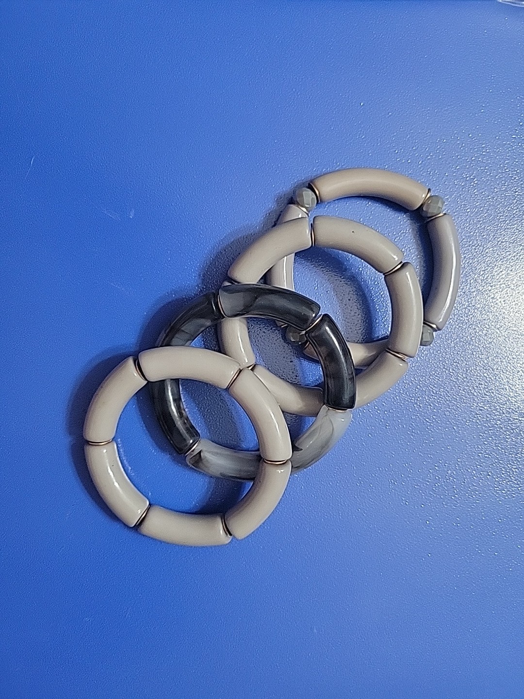 Set Of 4 Acrylic Tube Bracelets Gray Black Gold Disks Faceted Beads 6.5″ To 7″