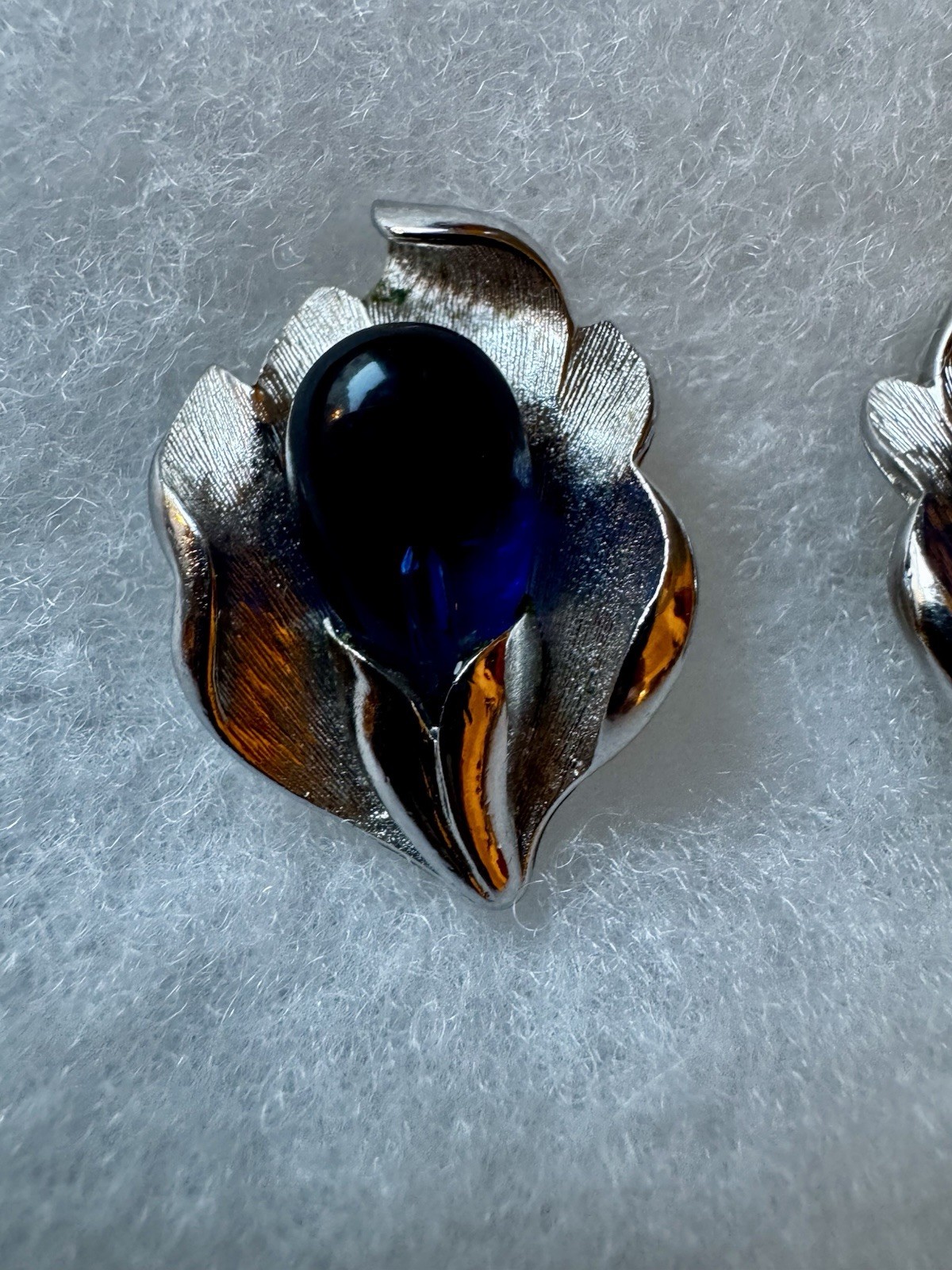 Vintage Crown Trifari Blue Glass Cabochon Leaf Clip On Earrings Silver Tone