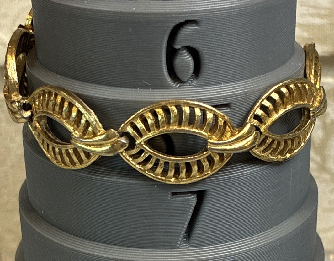 Vintage Monet Gold Tone Oval Link Chain Bracelet Snap Closure Signed
