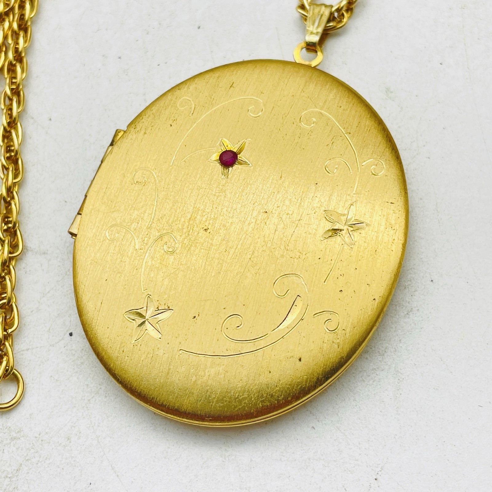 Vintage Gold Tone Necklace Oval Locket Etched Star Keepsake Photo Pendant