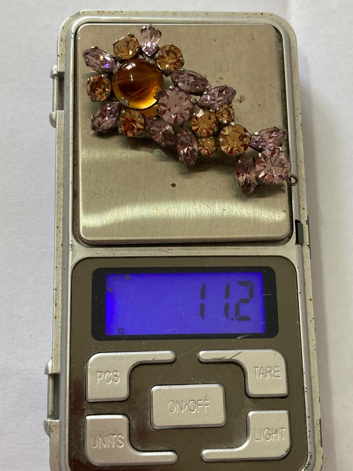 VECCHIA BIGIOTTERIA GIOIELLO SPILLA PINS CON PIETRE VARIE.1