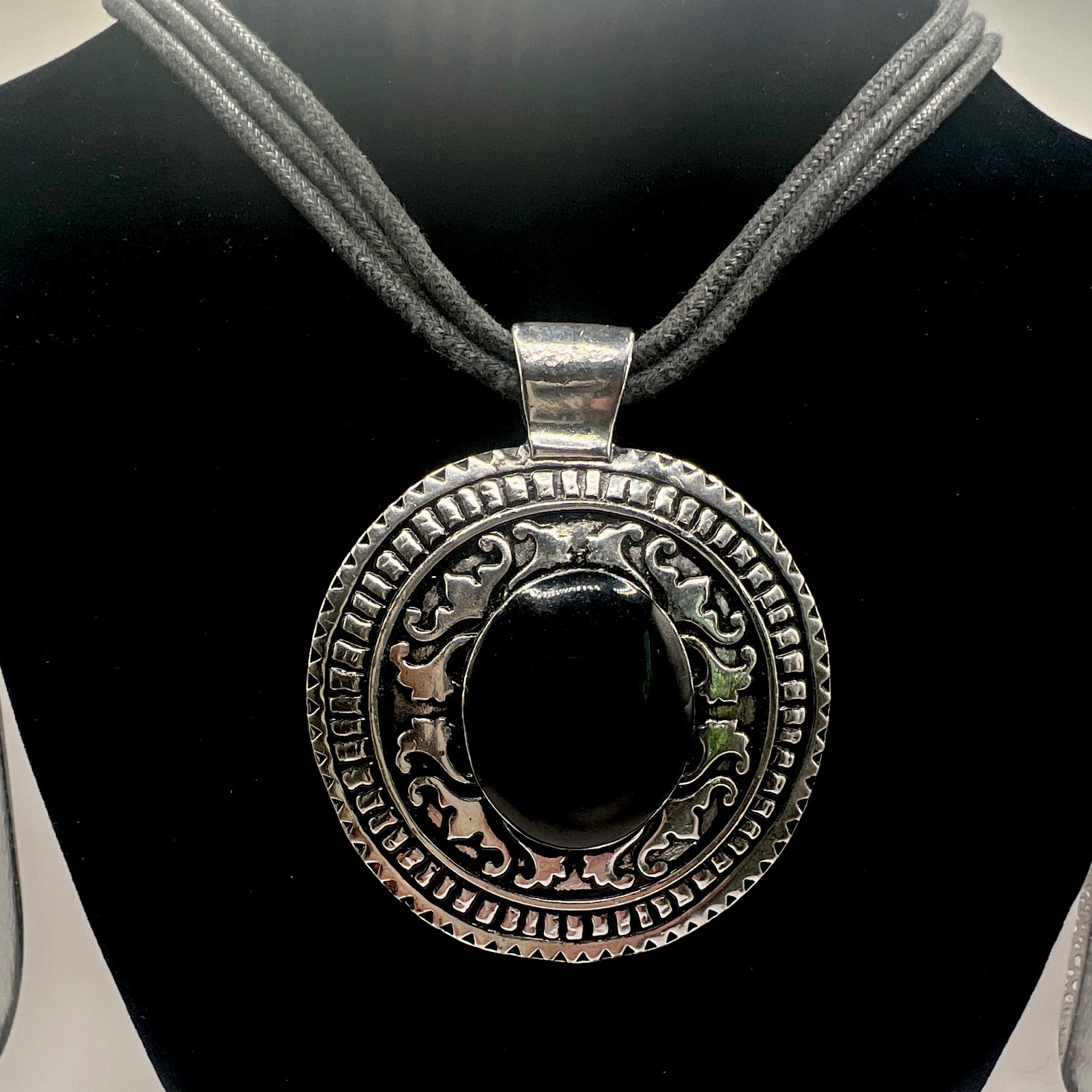 Black Faux Onyx Oval Cabochon Round Pendant Necklace Silver Tone Adjustable Cord