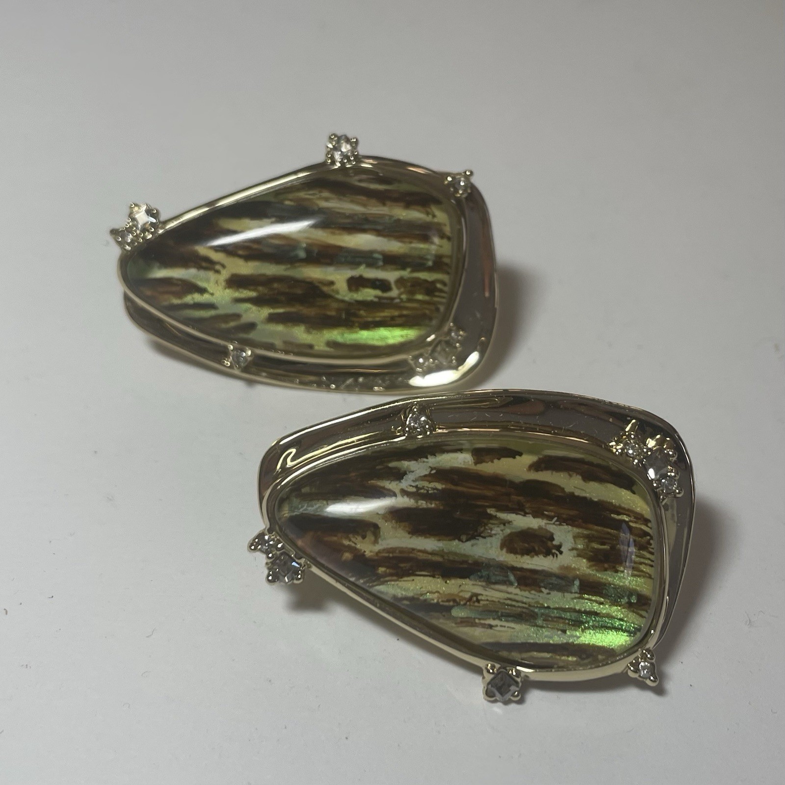 ALEXIS BITTAR WOOD GRAIN IRIDESCENT CRYSTAL CLIP ON EARRINGS APPROX 1.5” L NWOT