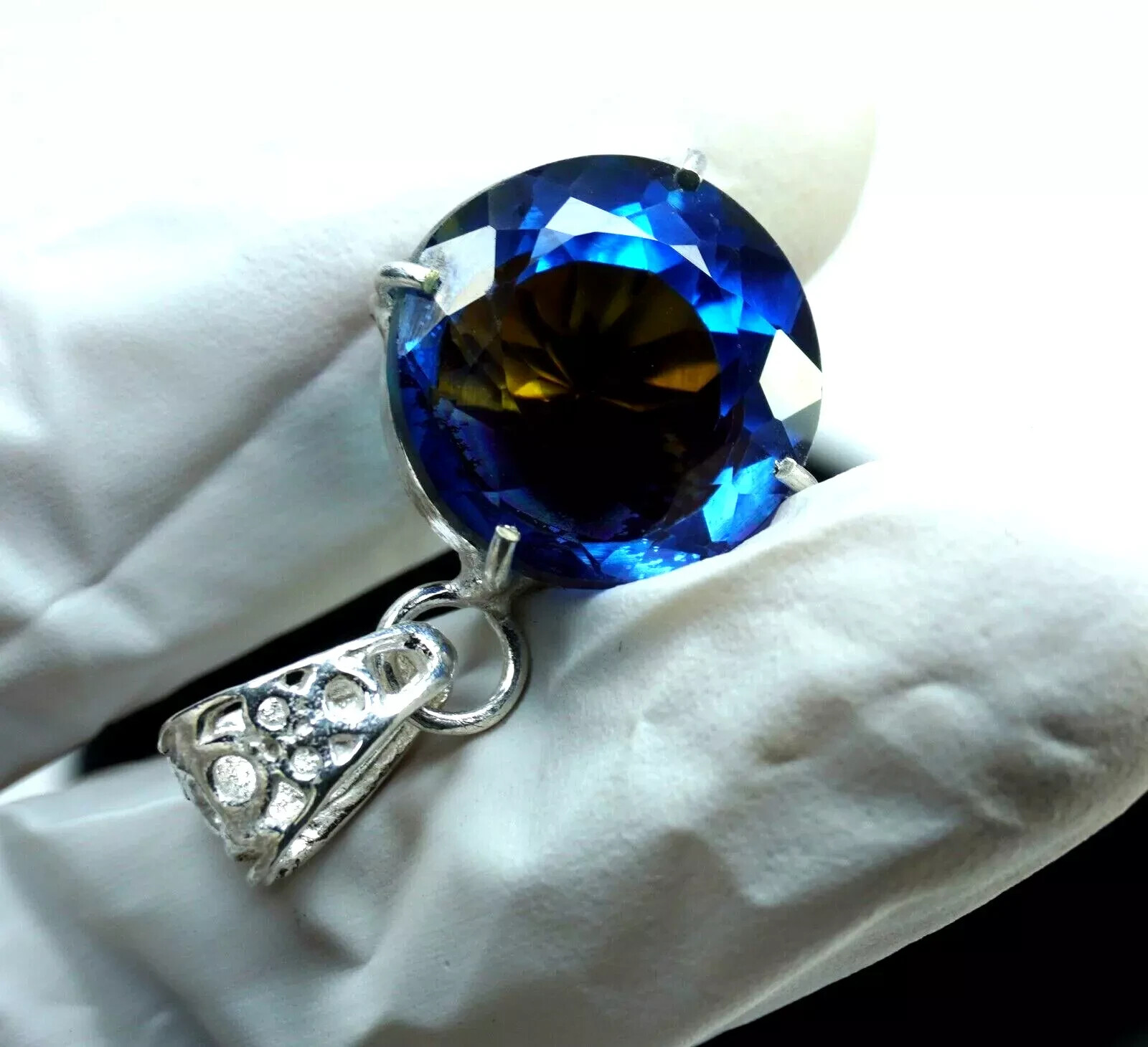 Natural 30.65 Ct Bi-Color FL Pitambari Sapphire Round Cut 925 Silver Pendant Gem