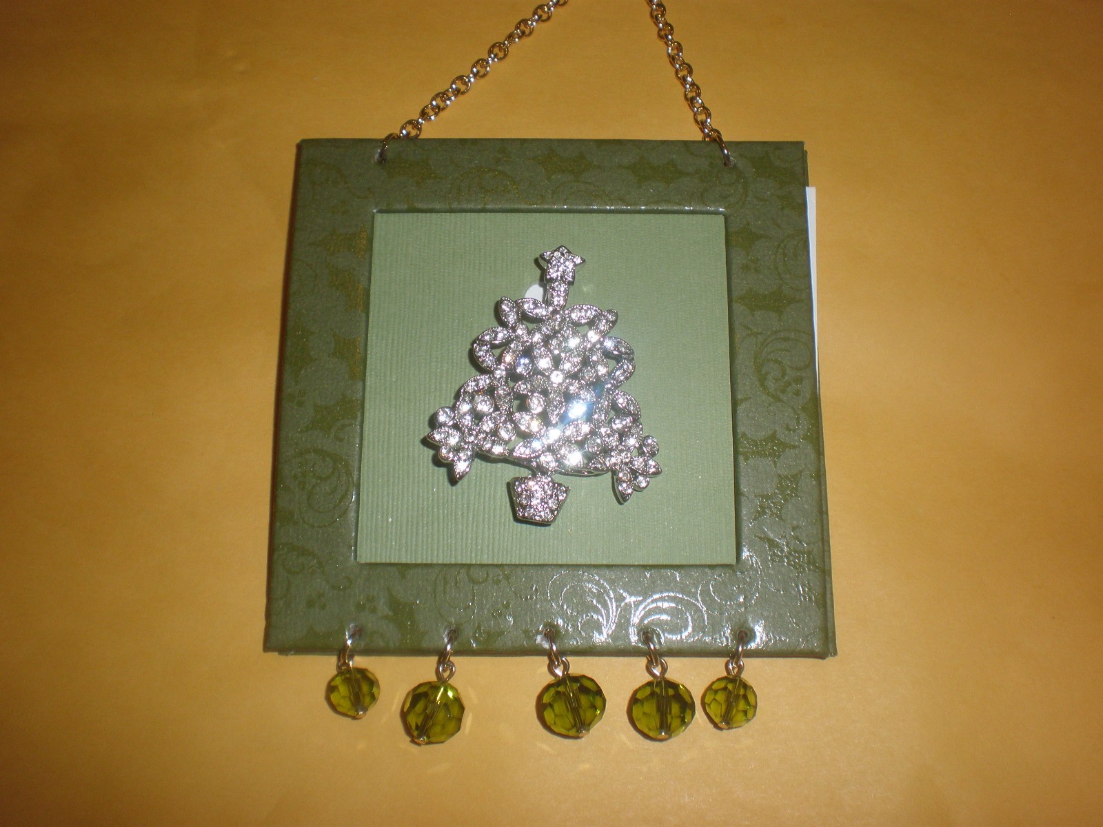 CHRISTMAS TREE HOLIDAY PIN FRAME SEE PICTURES BACK CONVERTS TO FRAME
