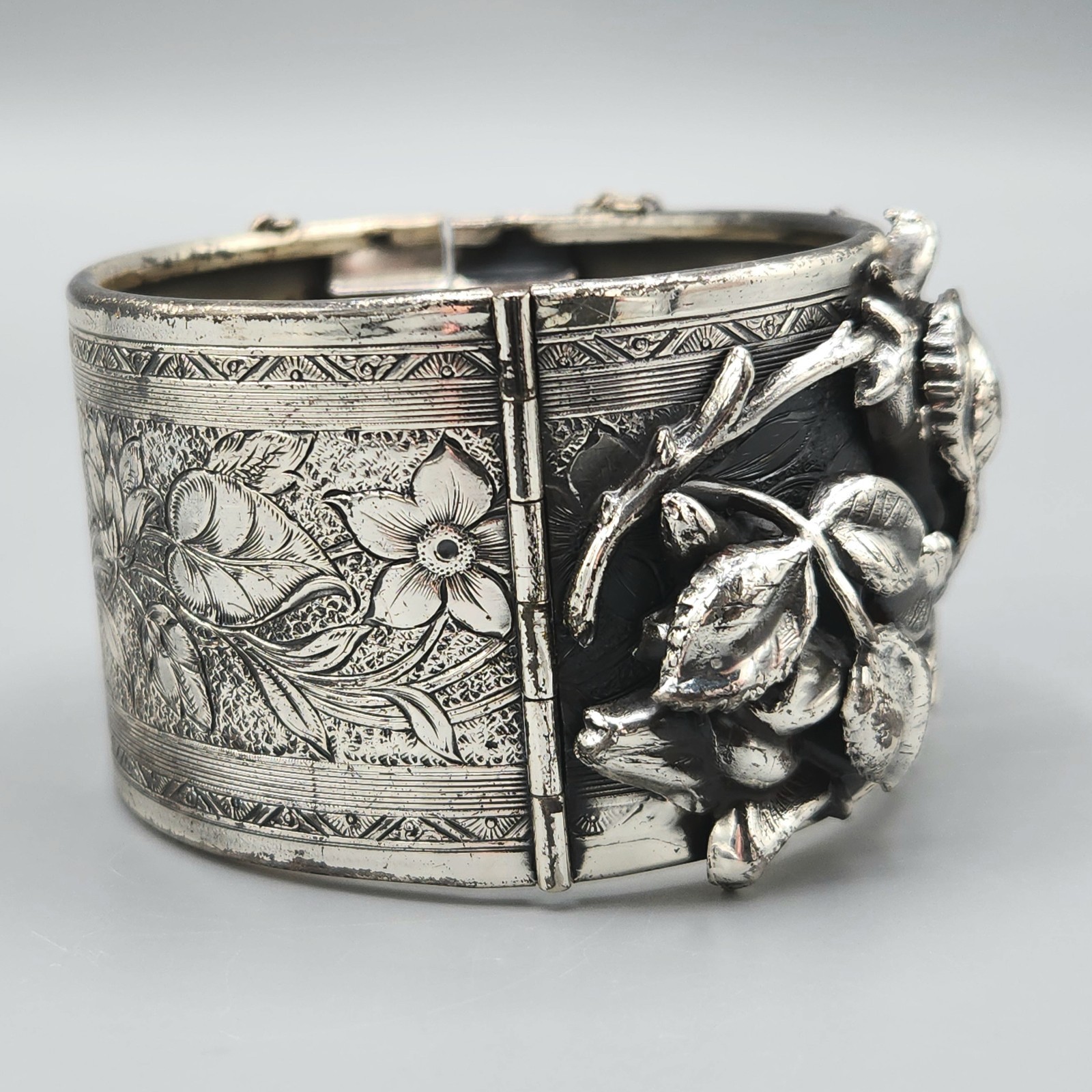 1960s Unsigned Whiting & Davis Gothic Repousse Silver Tone Cuff Bracelet 7″
