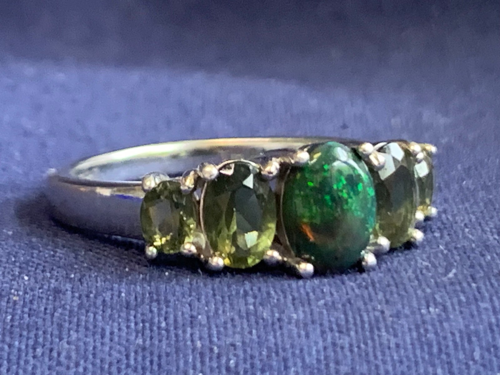 Sterling Silver Ring 3.17g Fine Jewelry Size 8 Band Green Stones BBJ *READ*