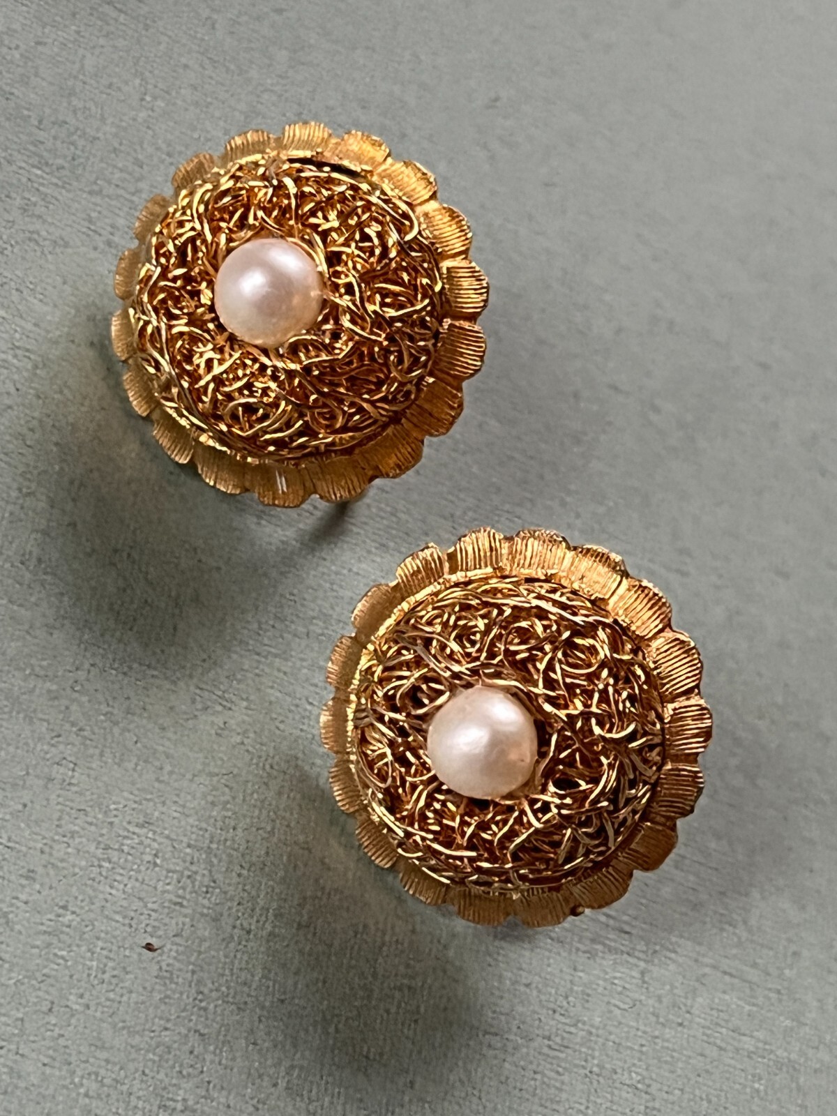 Vintage Scalloped Round Goldtone Nest & Center Faux Pearl Bead Screwback Earring