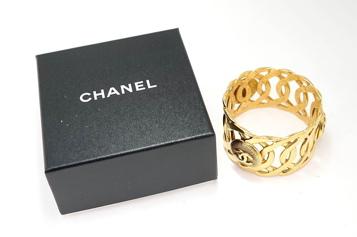 CHANEL CC Logo Round Bangle Bracelet 8.2″ Gold Tone Auth w/Box w11581
