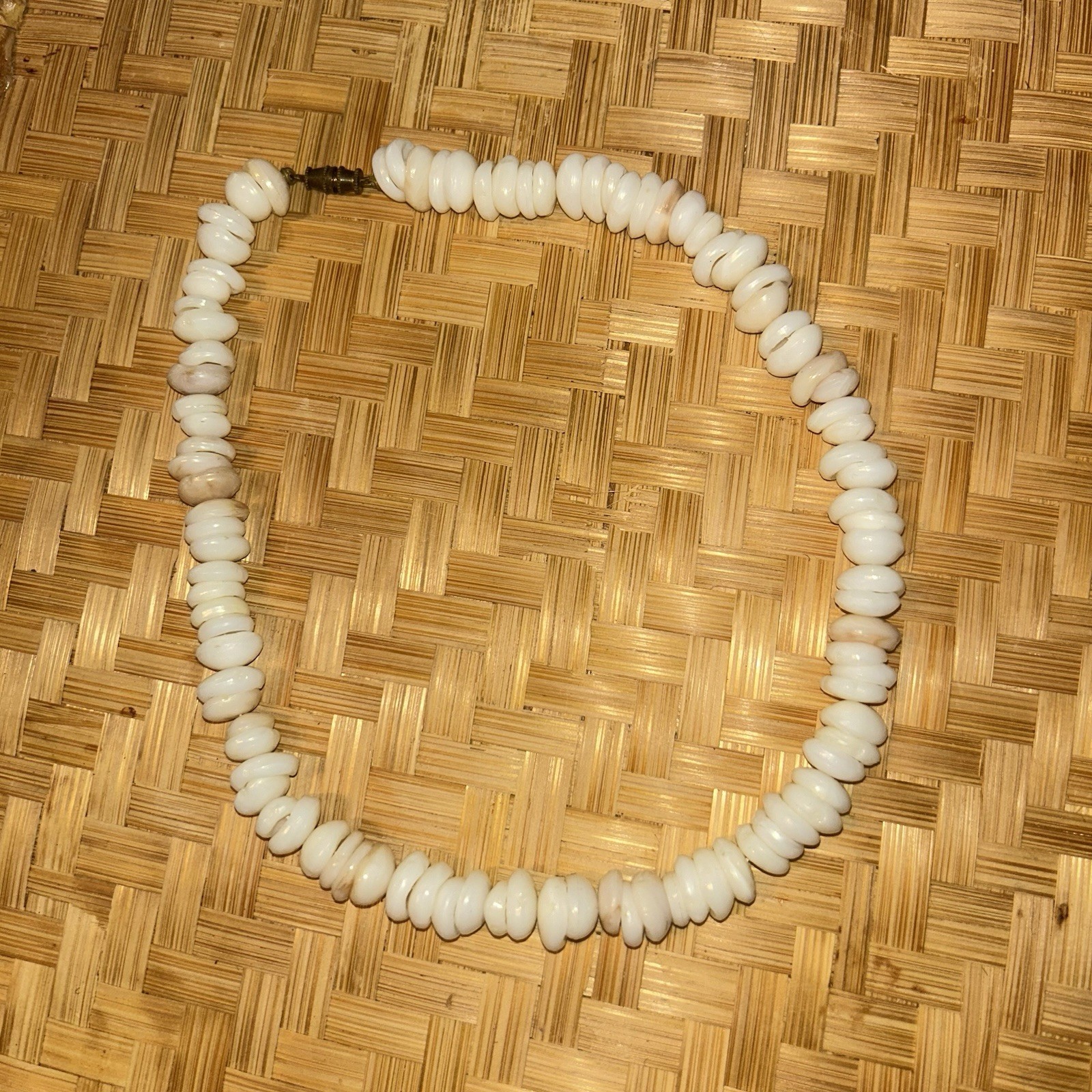 VTG Authentic 17” 30g Puka Shell Hawaii Barrel Closure Surfer Necklace Natural