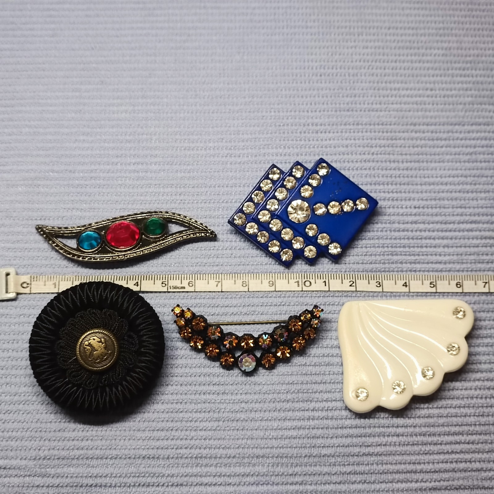 Super price! Set of 10 Brooches – Vintage