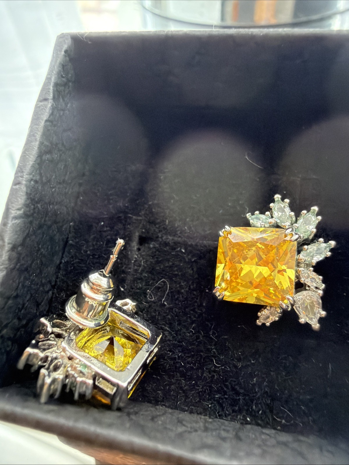 Gorgeous Classic Design Earrings With Sparkly White And Yellow Stones For Women