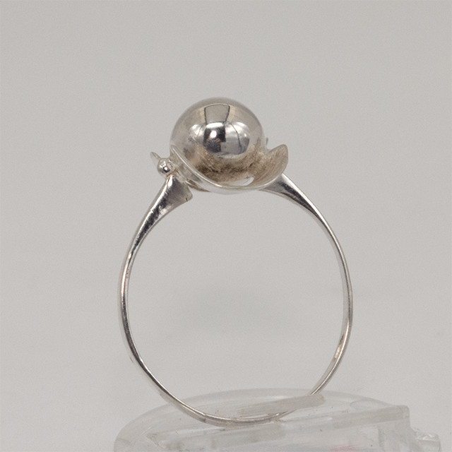 Space Age ring with silver sphere and leaf-shaped elements