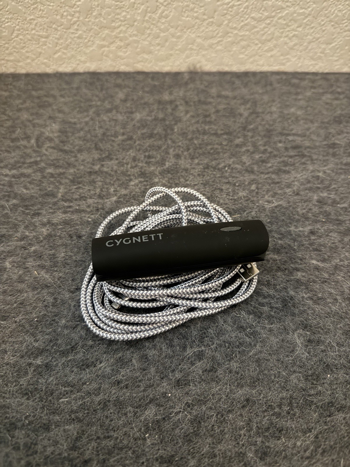 Cygnett Portable Phone Charger With Usb Lighting Cable