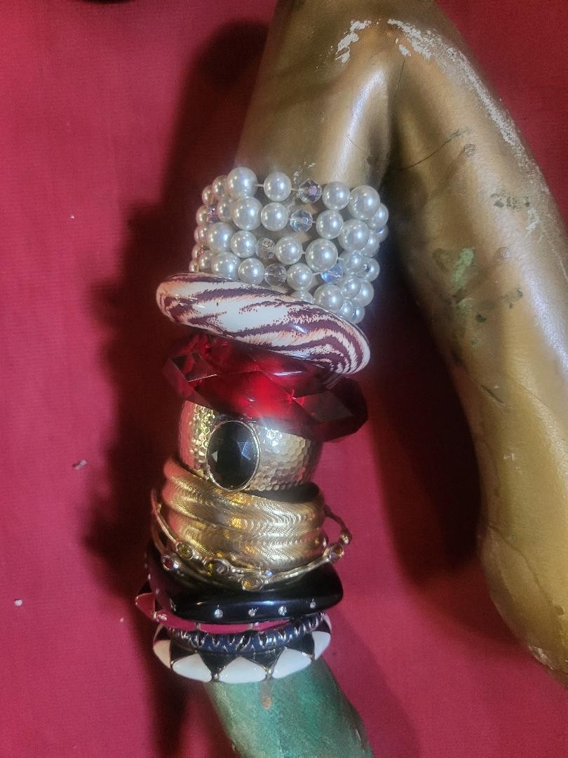Collection of 15 Fashion Y2k Bangle and 1 Stetch bracelet of Varied Styles