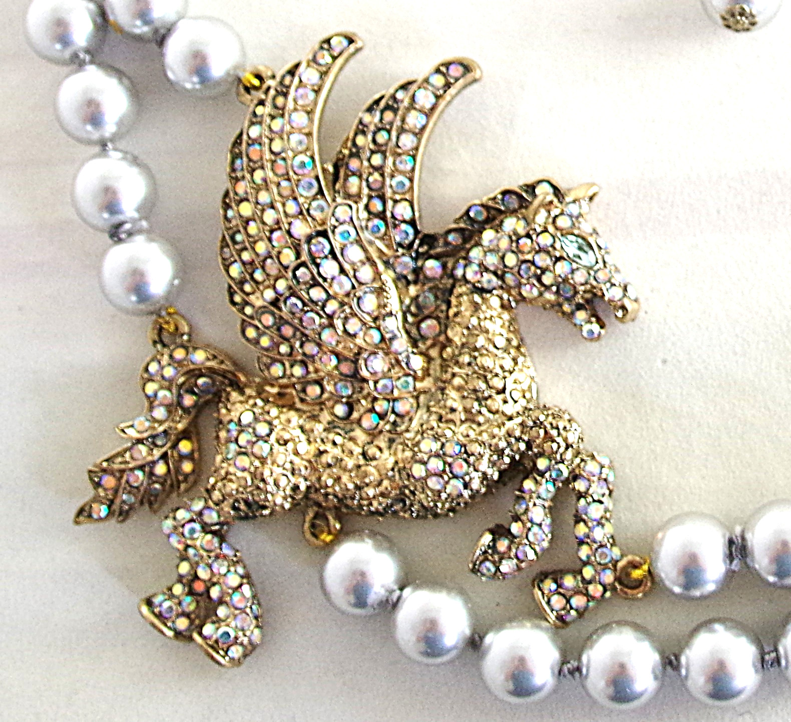 NEW DESIGNER STYLE HAND-KNOTTED SILVER PEARL CRYSTAL RHINESTONE PEGASUS NECKLACE