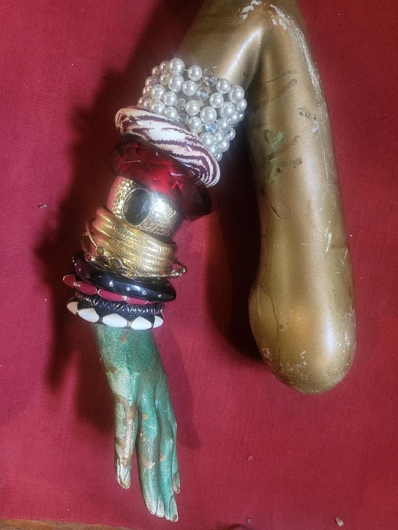 Collection of 15 Fashion Y2k Bangle and 1 Stetch bracelet of Varied Styles