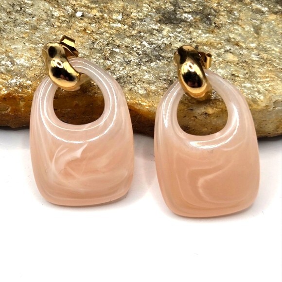 NWOT Avon 1989 Blush Hoop Pierced Earrings Pale Pink Lucite Metal Statement VTG