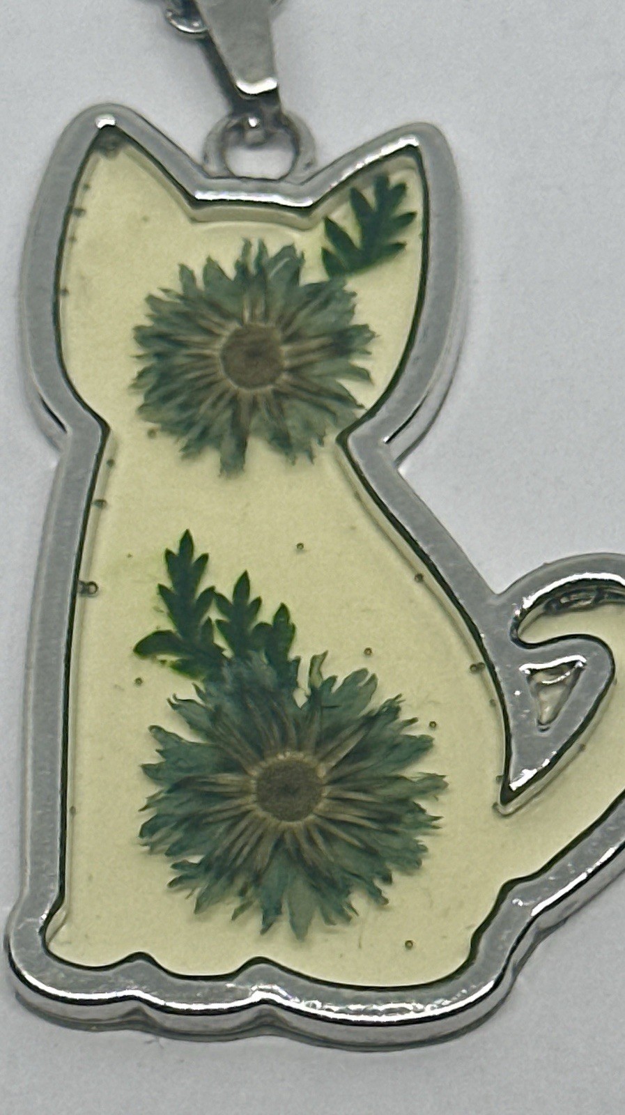 Cat Shape Dry Pressed Flower Resin Charm Pendant Silver Tone 20″ Necklace