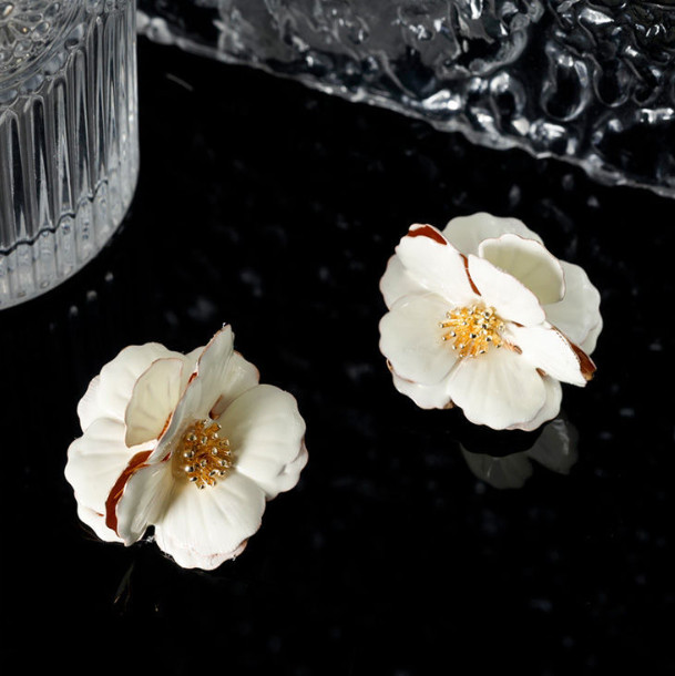White flower earrings without ear holes and ear clips