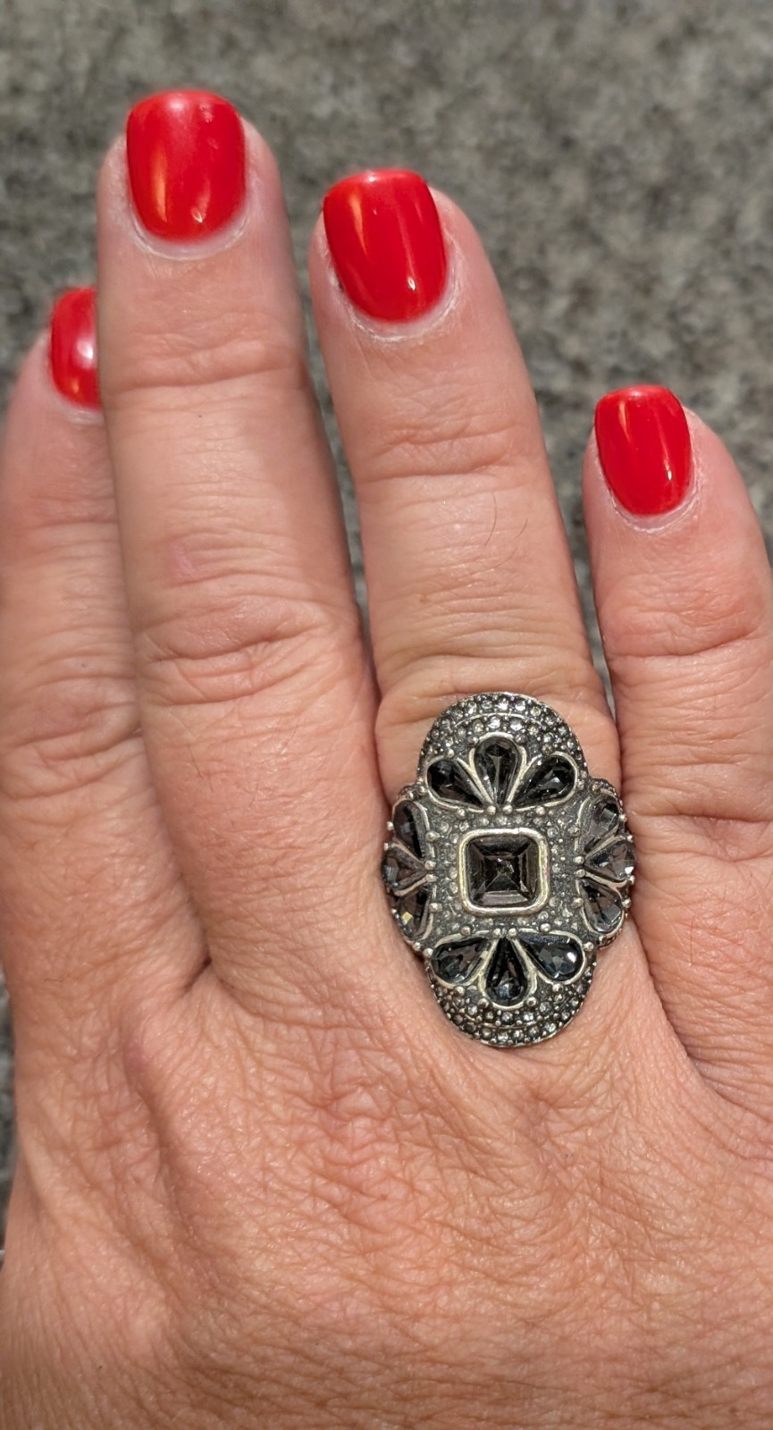 Vintage Looking Fashion Ring Size 8 Silver Tone
