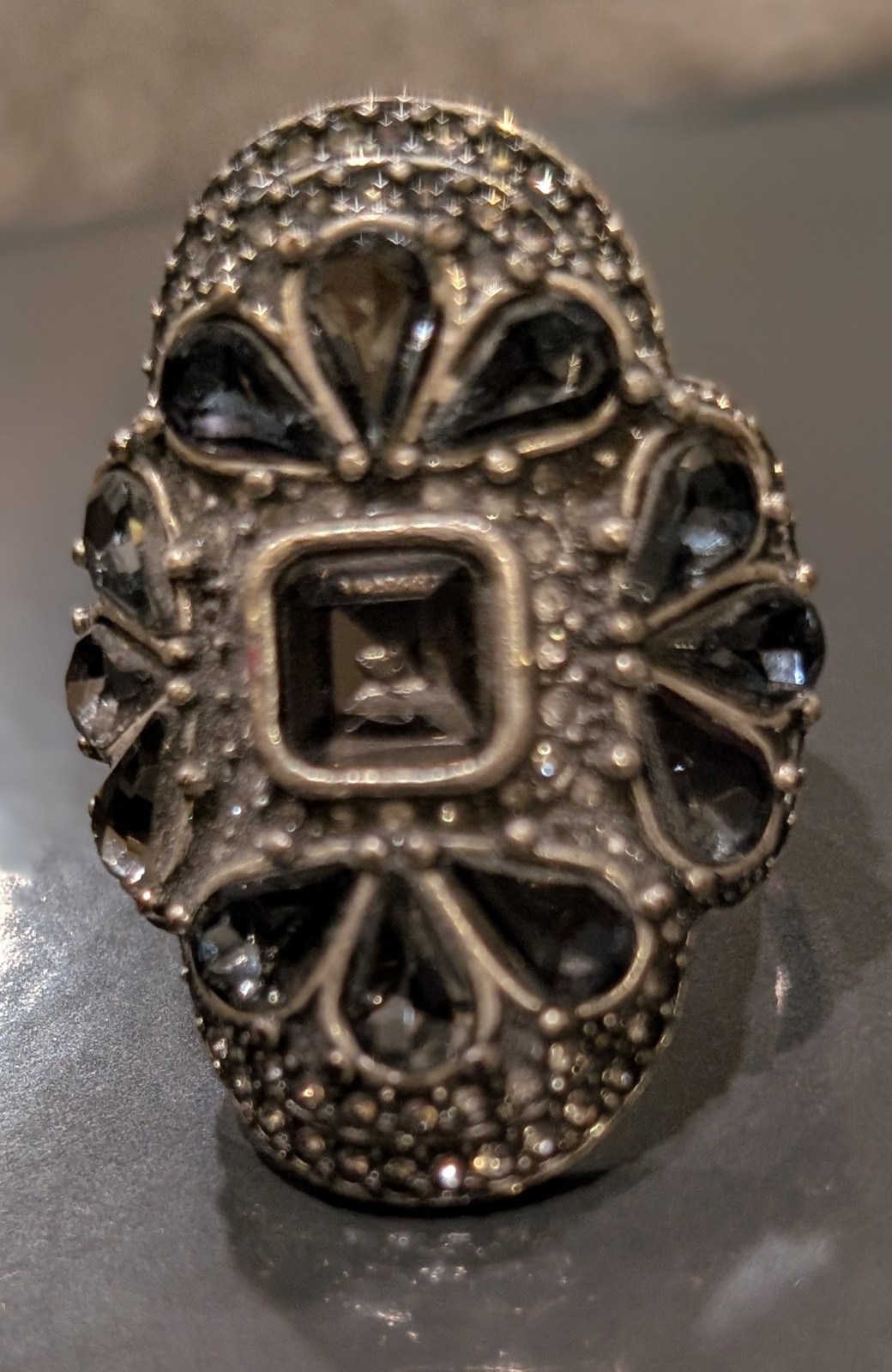 Vintage Looking Fashion Ring Size 8 Silver Tone