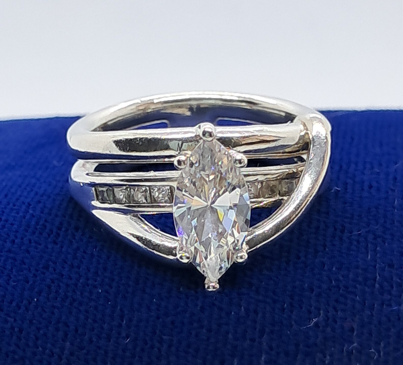 DIAMONIQUE STERLING SILVER RING WITH LARGE MARQUISE CZ & ROUND CZ ACCENTS SIZE 6