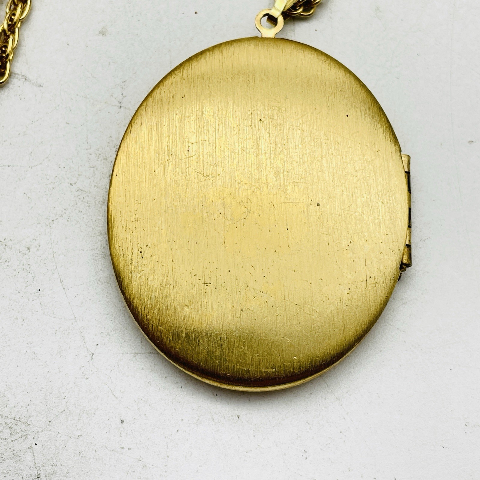 Vintage Gold Tone Necklace Oval Locket Etched Star Keepsake Photo Pendant