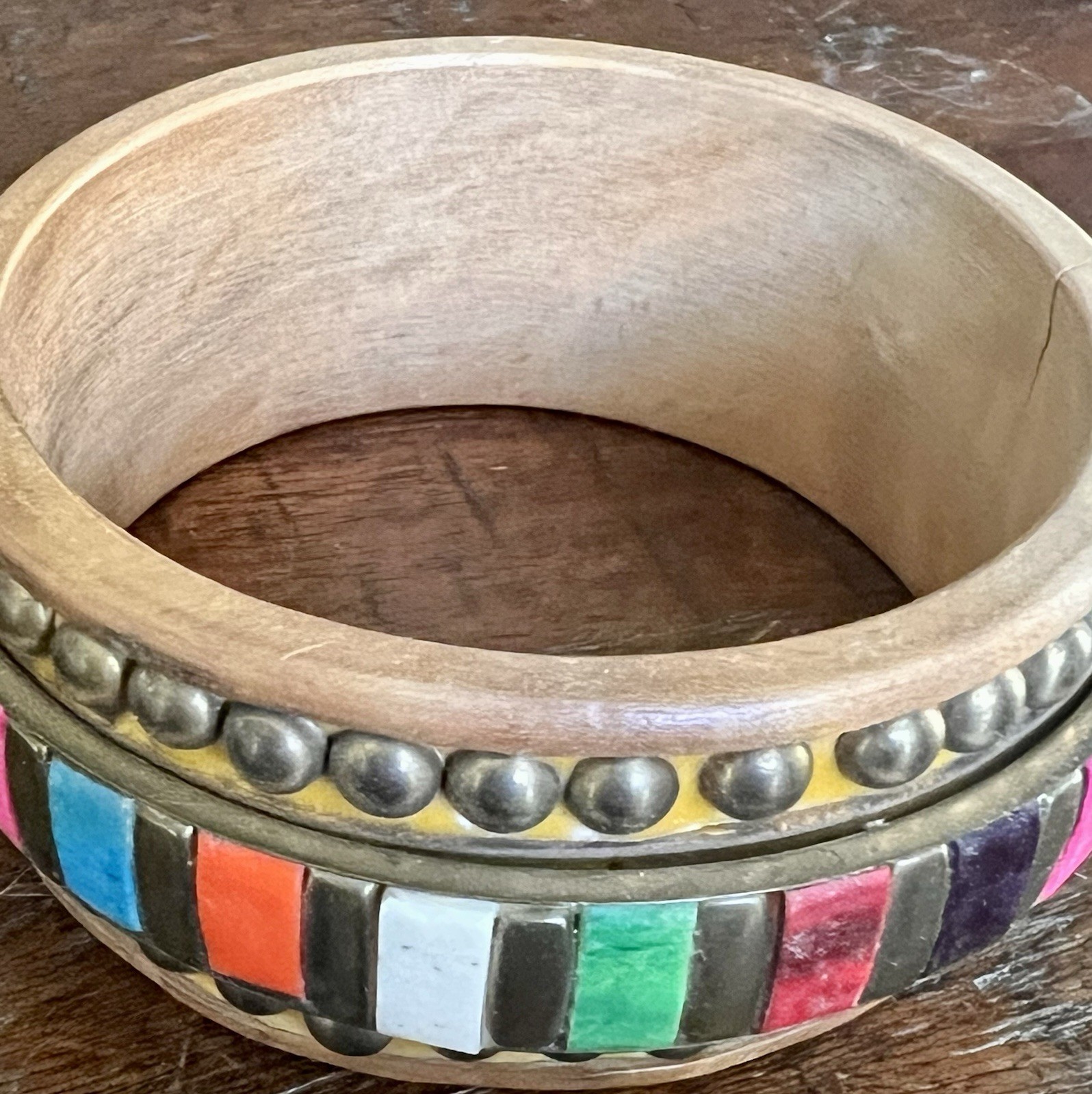 VINTAGE BRASS BEAD STUDDED NATURAL WOOD BANGLE WITH MULTICOLOUR LOZENGE DESIGN