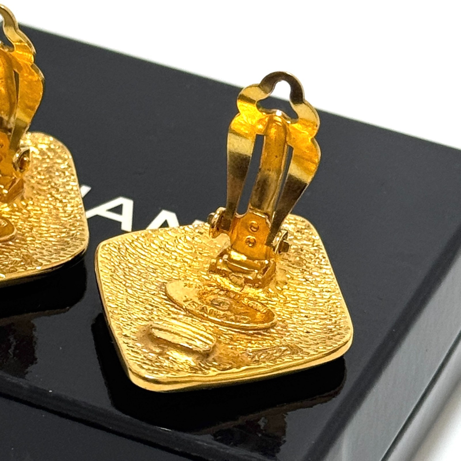 CHANEL 2432 DiamondShape Earrings Coco CC Logo Gold Vintage ClipOn Jewelry JAPAN
