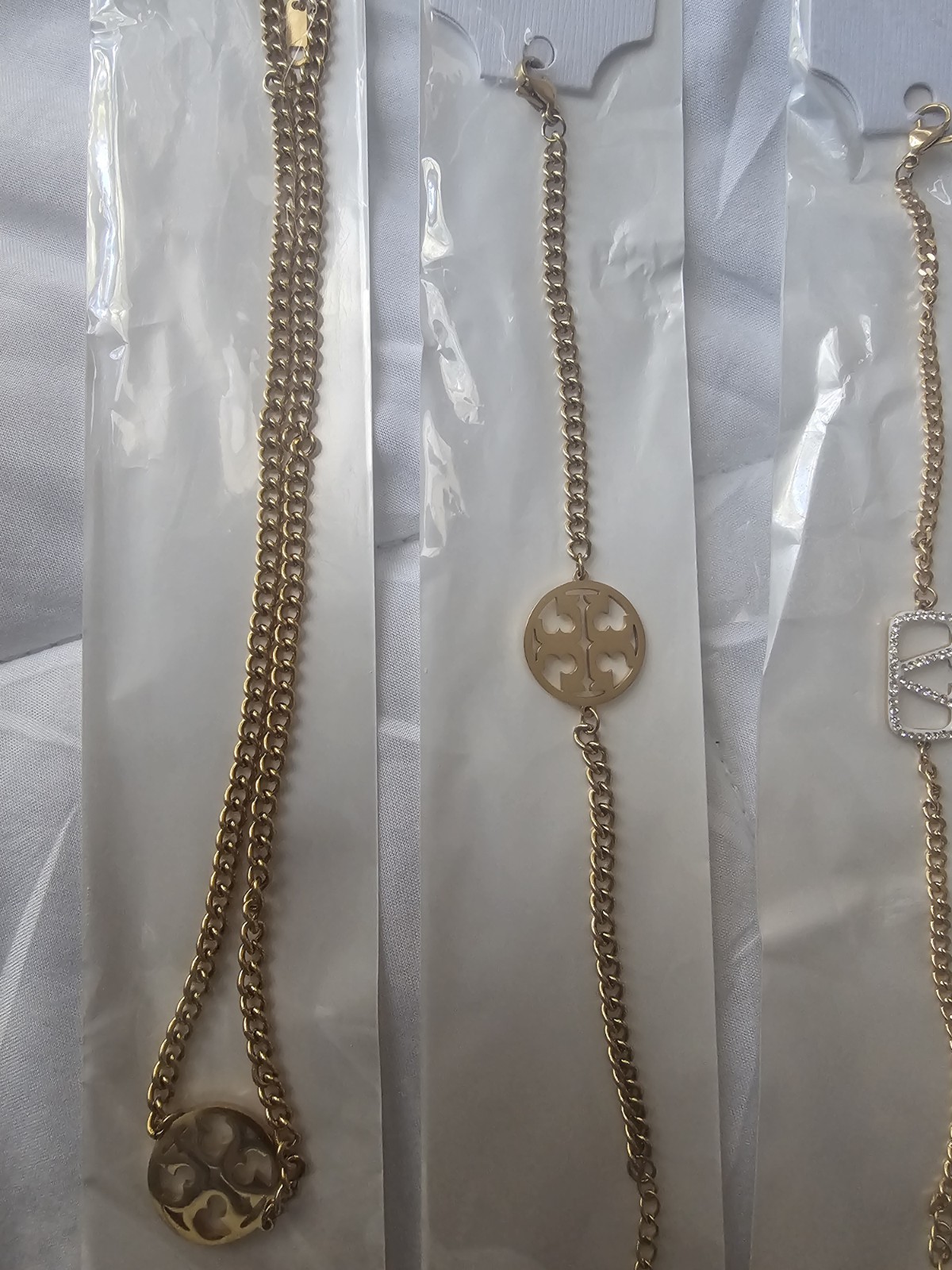 Set Tory Burch Gold St Steel Charm Pendant Cable Chain Necklace And Bracelet
