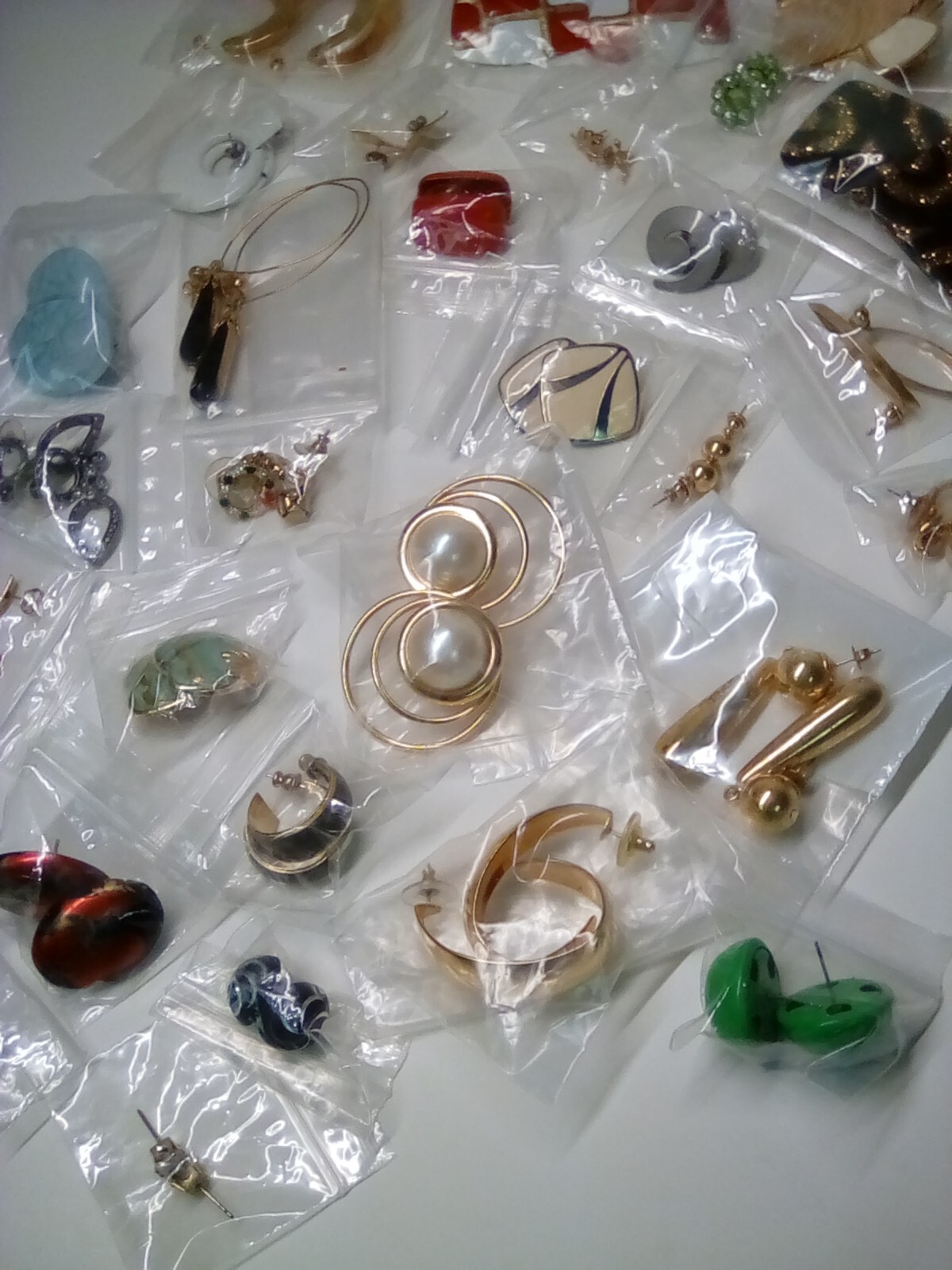 30 assorted pair pierced fashion earrings (see pictures)