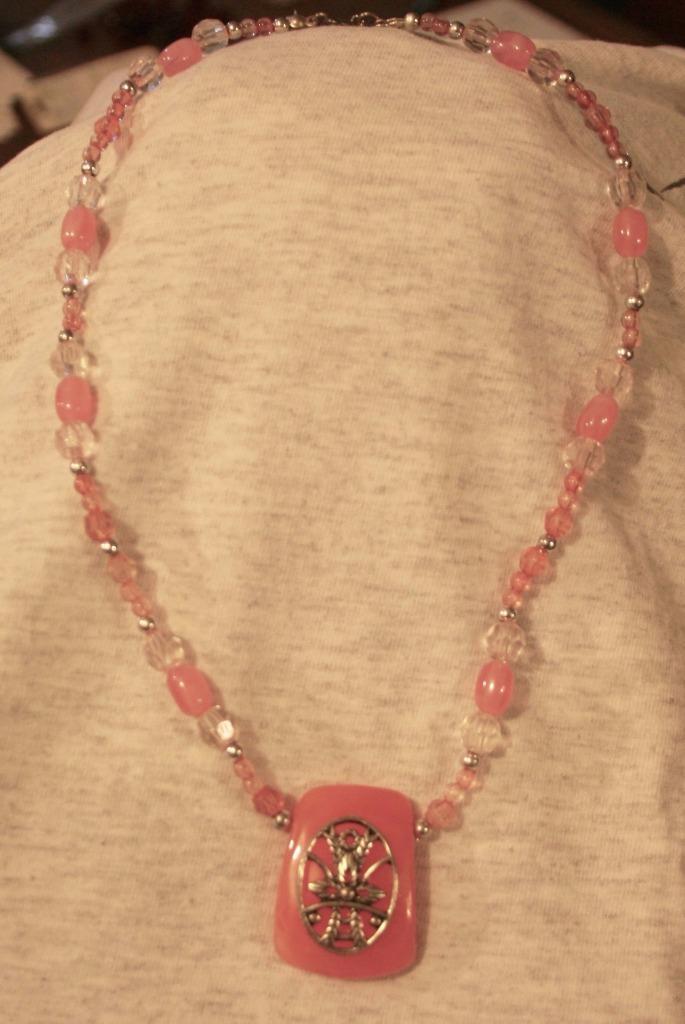 Lovely Pale & Rose Pink White Beaded Silvertone Leafy Sloped Pendant Necklace